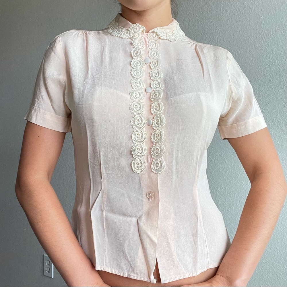 Vintage 1950s Pale Pink Cream Lace Trim Short Sleeve Blouse
